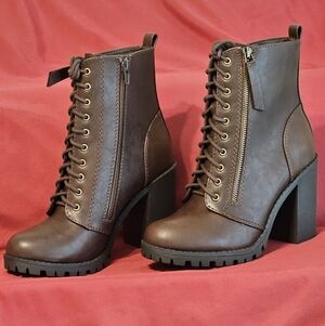 Stylish Brown Lace-Up Boots for Women Size 8 (New In Box)